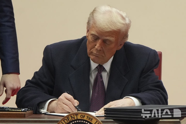 ▲ 도널드 트럼프 미국 대통령이 행정명령에 서명하고 있다. 250121 AP／뉴시스. ⓒ뉴시스