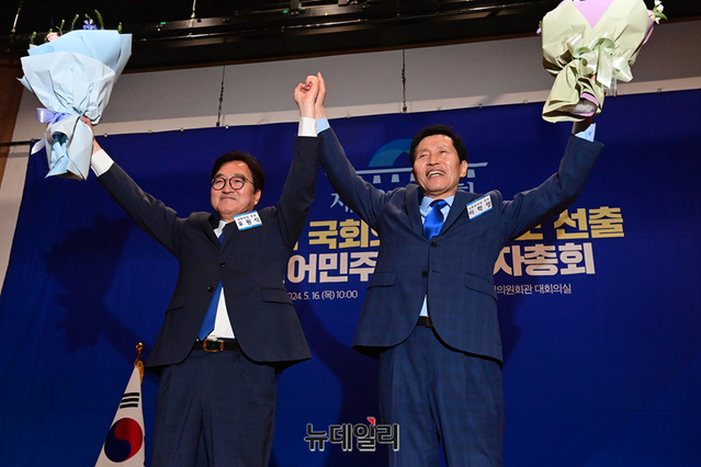 ▲ 우원식 국회의장(왼쪽)과 이학영 국회부의장이 지난해 더불어민주당 의원총회에서 국회의장과 부의장에 당선된 후 꽃다발을 들고 환호하는 모습. ⓒ이종현 기자