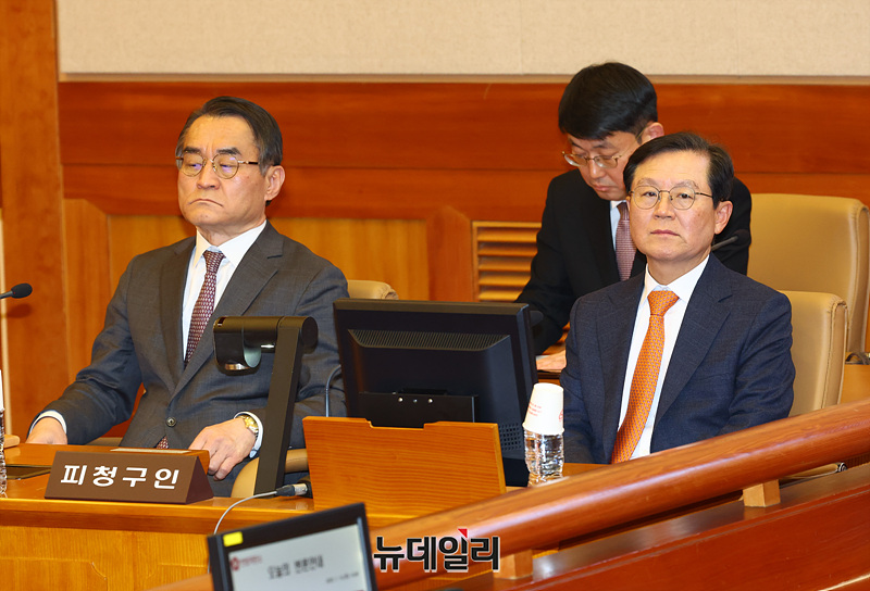 ▲ 윤석열 대통령 측 변호인단인 윤갑근 변호사와 배보윤 변호사가 1월 14일 오후 서울 종로구 헌법재판소에서 열린 윤석열 대통령 탄핵심판 첫 변론기일에 출석해 자리하고 있다. ⓒ서성진 기자