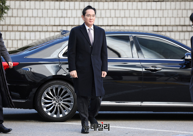 ▲ 이재용 삼성전자 회장이 3일 오후 서초구 서울고등법원에서 열린 부당합병·회계부정 혐의 항소심 선고공판에 출석하고 있다 ⓒ정상윤 기자