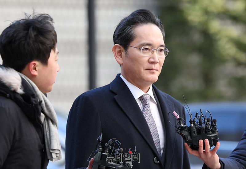 ▲ 이재용 삼성전자 회장이 3일 오후 서초구 서울고등법원에서 열린 부당합병·회계부정 혐의 항소심 선고공판에 출석하고 있다. ⓒ정상윤 기자