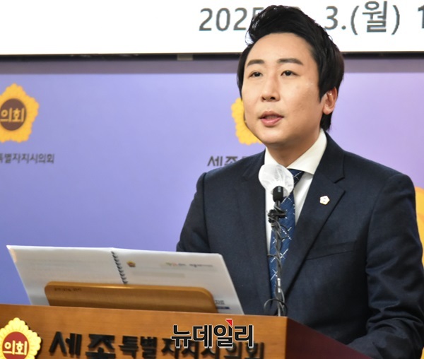 ▲ 임채성 세종시의회 의장이 3일 오후 의회 대회의실에서 의정 브리핑을 하고 있다.ⓒ이길표 기자