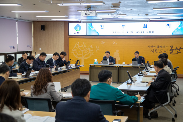 ▲ 3일 군산시 간부회의에서 강임준 시장이 '실질적이고 가시적 성과'를 주문하고 있다.ⓒ군산시