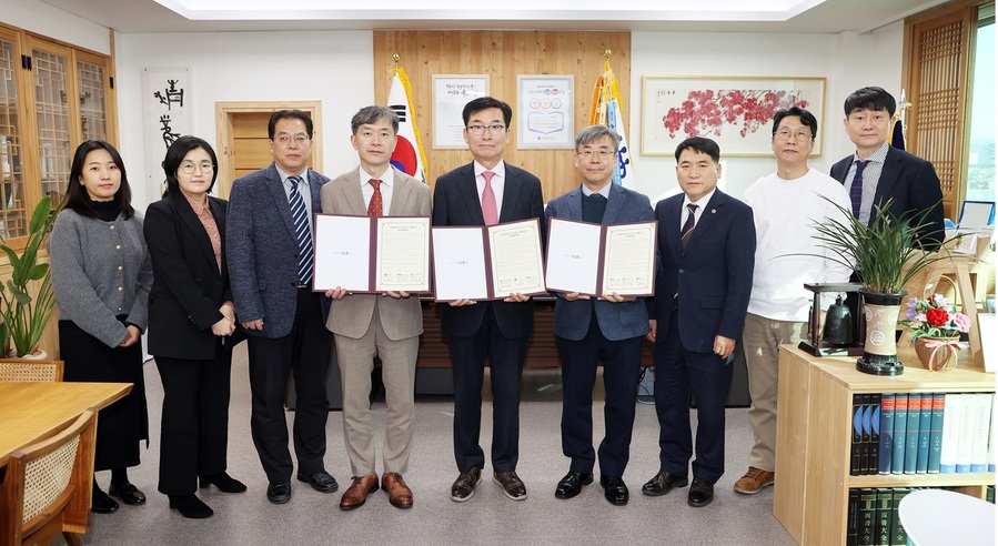 ▲ 충북교육청(교육감 윤건영)은 3일 충북 늘봄학교 프로그램 고도화를 위해 중부지방산림청, 한국산림복지진흥원과 교육감실에서 업무협약을 체결했다.ⓒ충북교육청