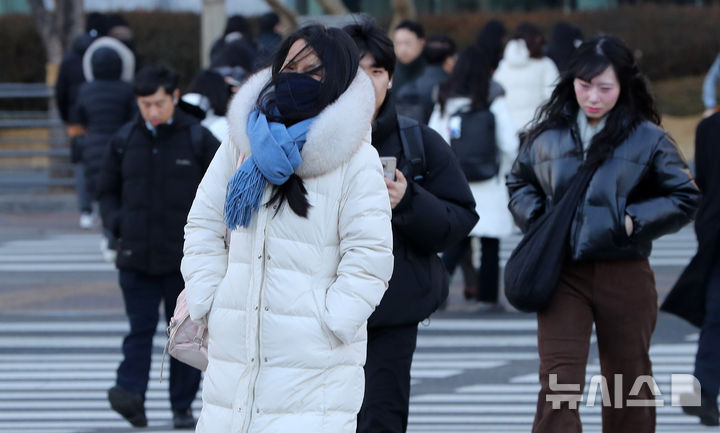 ▲ 입춘 한파가 찾아온 3일 오전 서울 영등포구 여의도 인근에서 두꺼운 옷을 입은 시민들이 이동하고 있다. ⓒ뉴시스