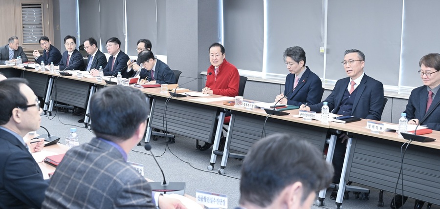 ▲ 홍준표 대구광역시장이 2월 3일 대구광역시청 산격청사 대회의실에서 열린 간부회의에서 말하고 있다.ⓒ대구시