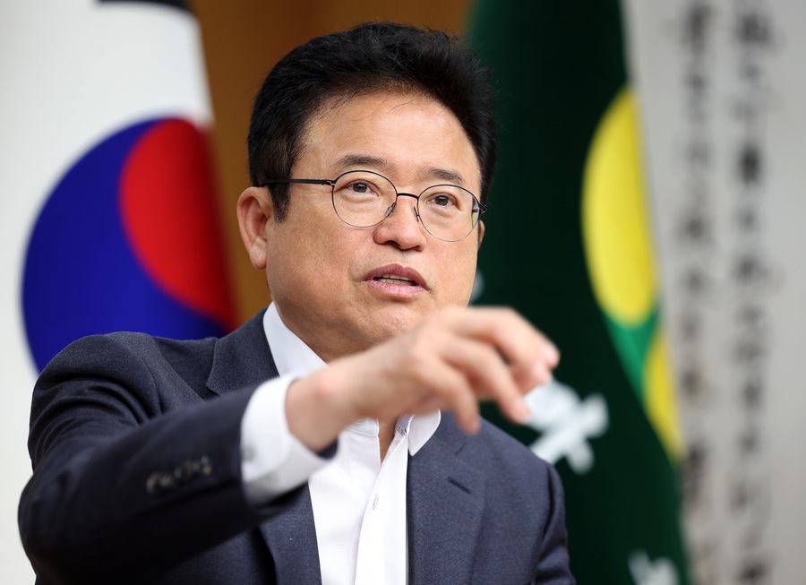 ▲ 이철우 도지사는 2일 정부에서 발표한 대왕고래 프로젝트 후속 사업인 ‘마귀상어 프로젝트’ 발표를 두고 적극 환영한다는 입장을 밝혔다.ⓒ경북도