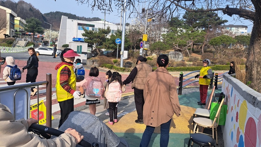 ▲ 괴산군 청소년 선도 봉사사업 사진.ⓒ괴산군