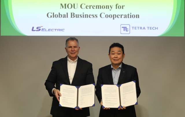 ▲ LS일렉트릭은 지난 3일 테트라 테크(Tetra Tech)와 서울시 용산구 한강대로 LS용산타워에서 글로벌 사업 협력을 위한 업무협약(MOU)를 체결했다고 밝혔다. 사진은 김종우 LS일렉트릭 사장(오른쪽)과 데이비드 조지(David George) 테트라 테크 사장(왼쪽) ⓒLS일렉트릭