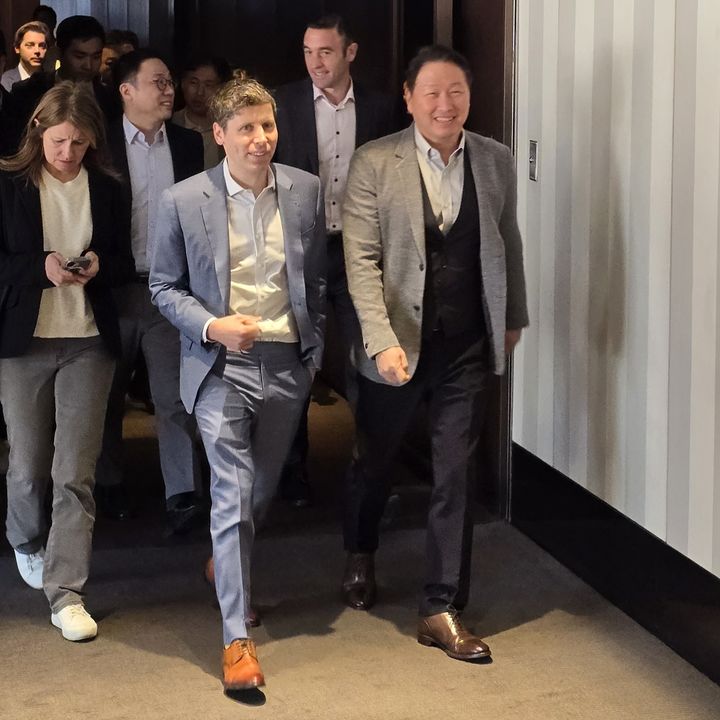 ▲ 최태원 회장과 샘 올트먼 오픈AI CEO가 4일 오전 서울 중구 플라자호텔에서 회동을 갖고 나오는 모습ⓒ뉴시스