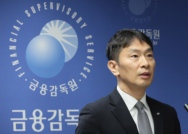 ▲ 이복현 금감원장이 4일 서울 여의도 금융감독원에서 열린 2024년 금융지주·은행 등 주요 검사결과 관련 브리핑에서 모두 발언하고 있다. ⓒ연합뉴스