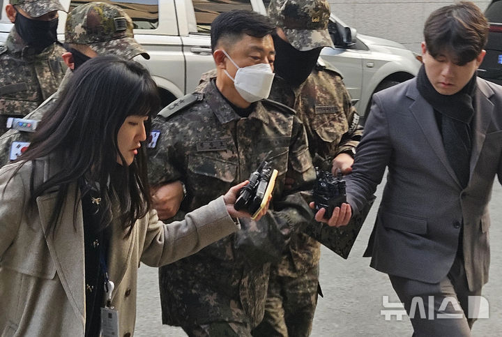 ▲ 비상계엄을 사전에 모의한 혐의를 받는 문상호 정보사령관이 2024년 12월 20일 오후 서울 중앙지역군사법원에서 열린 영장실질심사에 출석하고 있다. ⓒ뉴시스