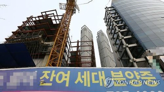 ▲ 지방의 한 주택 공사현장에 붙은 잔여세대 분양 안내문ⓒ연합뉴스