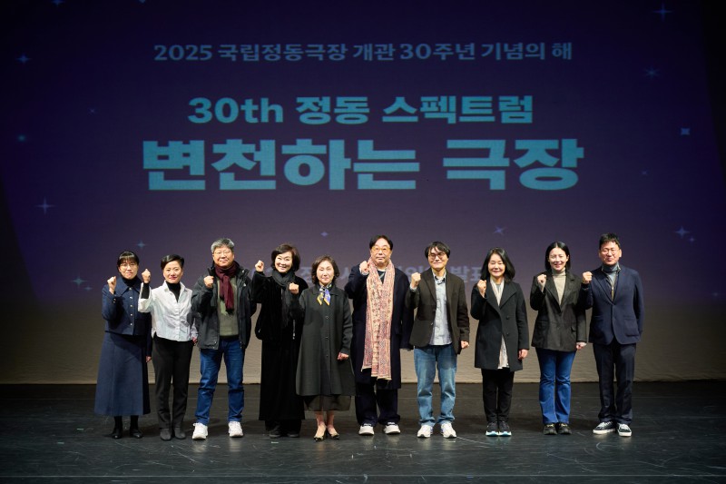 ▲ 왼쪽부터 이수현 문화사업팀장, '적벽' 안무 김봉순과 연출 정호봉, '단심' 안무 정혜진, 정성숙 대표이사, '단심' 연출 정구호, '굿모닝 홍콩' 연출 최원종과 작가 이시원, '판소리쑛스토리2-모파상篇'의 각색·연출 박인혜, 박진완 공연기획팀장.ⓒ국립정동극장