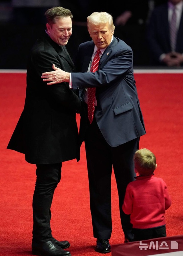 ▲ 도널드 트럼프 미국 대통령과 일론 머스크 테슬라 CEO가 워싱턴에서 열린 대통령 취임식 전야집회에서 얼싸안고 있다. 250119 AP/뉴시스. ⓒ뉴시스