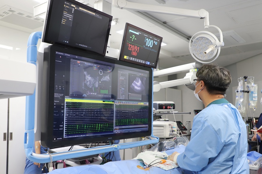 ▲ 박형섭 교수가 방사선 제로 PFA 시술을 하고 있다.ⓒ계명대 동산병원