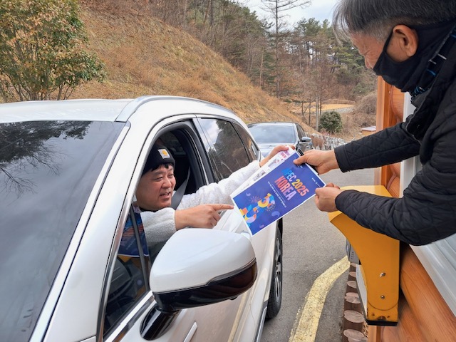 ▲ 경북도는 2025년 APEC 정상회의 경주 개최의 대중적 관심과 유치 의지를 알리기 위해 홍보물을 제작·배포했다.ⓒ경북도