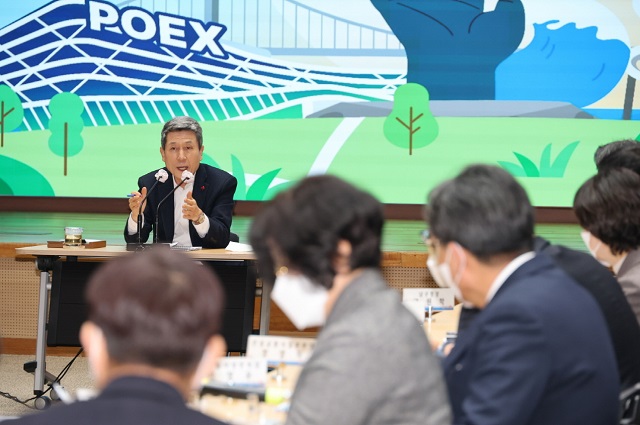 ▲ 이강덕 시장이 4일 확대간부회의를 주재하며 혁신과 협업을 바탕으로 포항이 세계적으로 앞서나가는 경쟁력을 가진 도시로 도약할 수 있도록 맡은 바 업무에 매진해줄 것을 당부하고 있다.ⓒ포항시