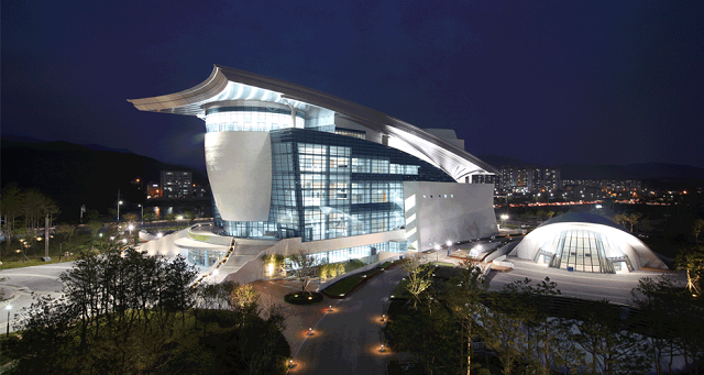 ▲ 예술의전당 야간 전경.ⓒ경주시