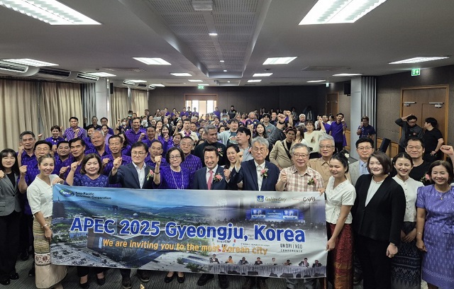 ▲ 지난 1월 태국 핏사눌록주에서 개최된 2025 세계문화유산도시 야간형 축제 컨퍼런스에서 송호준 부시장을 포함한 관계자들과 현지인들이 APEC 정상회의 성공개최를 응원하고 있다.ⓒ경주시