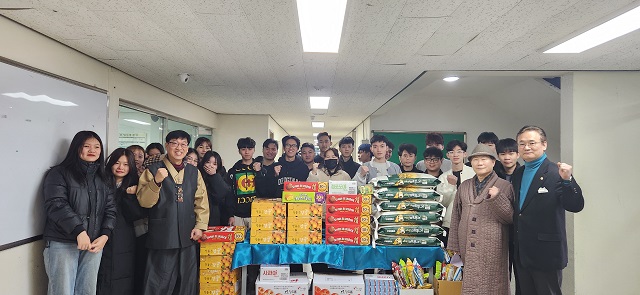 ▲ 포항대학교는 지난달 27일 창조관 기숙사 로비에서 외국인 유학생을 대상으로 ‘설날 어울림 한마당’ 행사를 열었다.ⓒ포항대