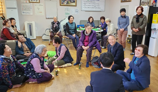 ▲ 고원학 구청장은 지난 3일 해도동 부녀경로당을 방문해 한파쉼터 운영현황을 점검하고, 어르신들의 애로사항을 청취하는 시간을 가졌다.ⓒ포항시