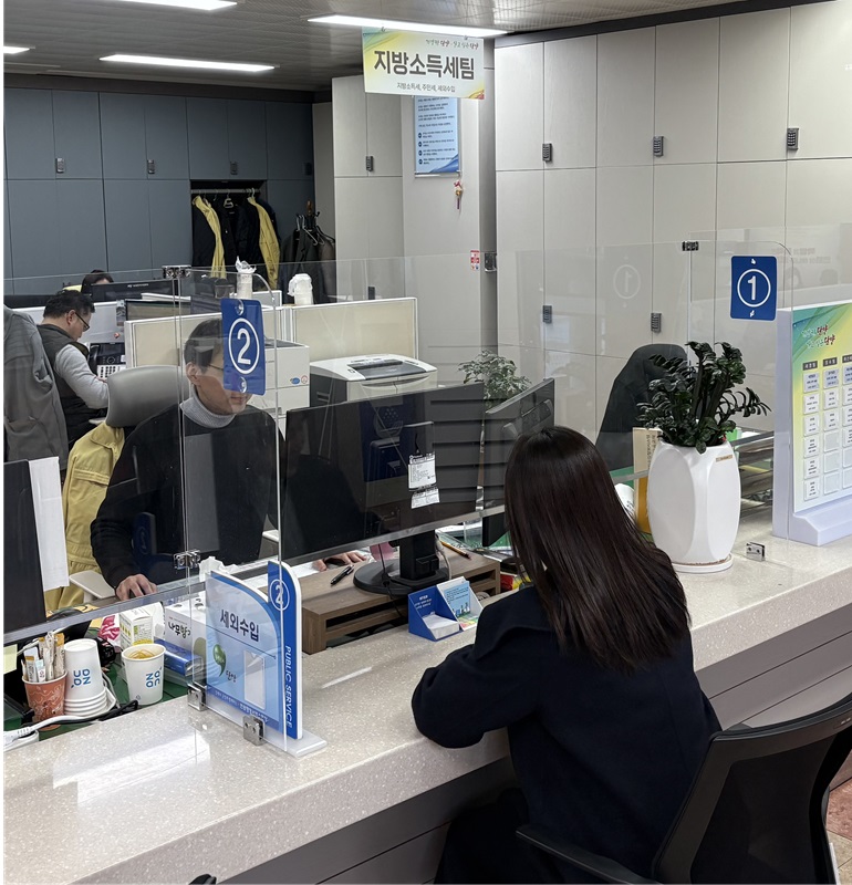 ▲ 단양군민이 세금납부 상담을 받고 있다.ⓒ단양군