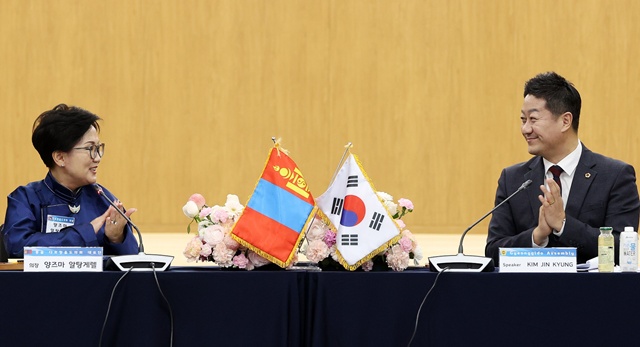 ▲ 김진경 경기도의회 의장(오른쪽)이 4일 도의회에서 도의회를 방문한  양즈마 알탕게렐 몽골 다르항올도의회 의장을 접견하고 있다. ⓒ경기도의회 제공