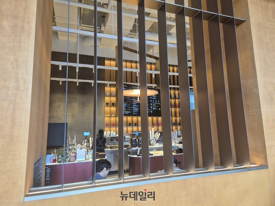 ▲ 격자 인테리어를 통해 시야가 막히는 일이 없도록 신경썼다.ⓒ조현우 기자
