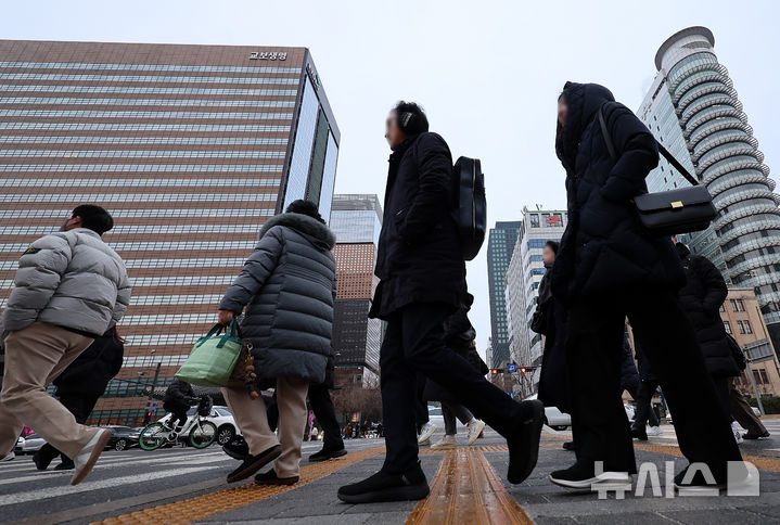 ▲ 설 연휴가 끝난 지난달 31일 오전 서울 종로구 광화문네거리에서 시민들이 출근길 발걸음을 재촉하고 있다. ⓒ뉴시스
