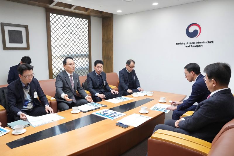▲ 5일 박상돈 천안시장이 박상우 국토교통부 장관에게 천안시 현안사업에 대해 설명하고 있다.ⓒ천안시