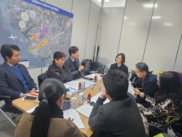 ▲ 수원 군 공항 이전 공감대 확산을 위한 상생협력전문지원단 자문회의에서 참석자들이 토의를 하고 있다. ⓒ수원시 제공