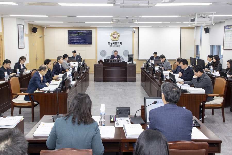 ▲ 경북도의회 문화환경위원회(위원장 이동업)는 2월 4일과 5일 이틀에 걸쳐 2025년 첫 문화환경위원회 회의를 열어 조례안 3건을 심사하고, 소관 실국과 유관기관에 대한 업무보고를 청취하며 본격적인 의정활동에 돌입했다.ⓒ경북도의회