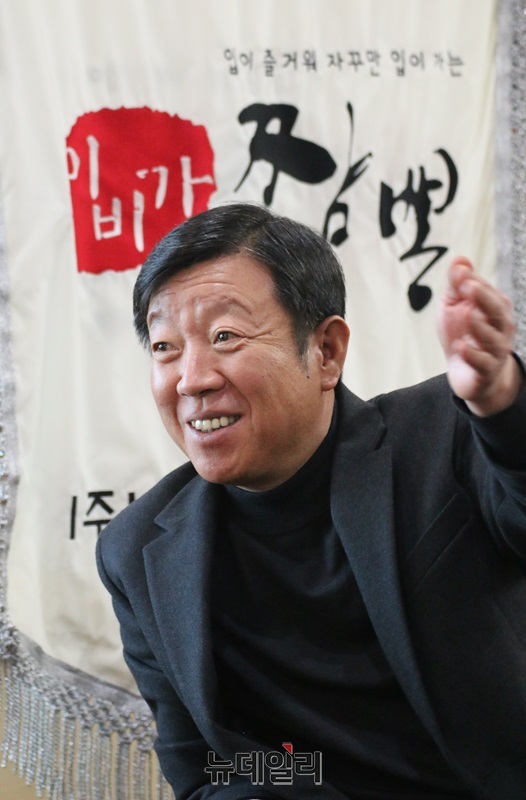 ▲ ㈜이비가푸드 권혁남 회장이 뉴데일리와의 인터뷰에서 창업 비하인드 스토리에 관해 기자에게 설명하고 있다.ⓒ이길표 기자