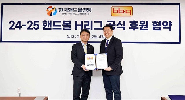 ▲ (왼쪽부터) 이동영 제너시스BBQ 그룹 커뮤니케이션실장(왼쪽), 오자왕 한국핸드볼연맹 사무총장이 기념촬영을 하고 있다.ⓒBBQ