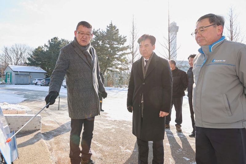 ▲ 조일교 아산시장 권한대행이 5일 분뇨처리시설을 방문해 현장을 점검하고 있다.ⓒ아산시