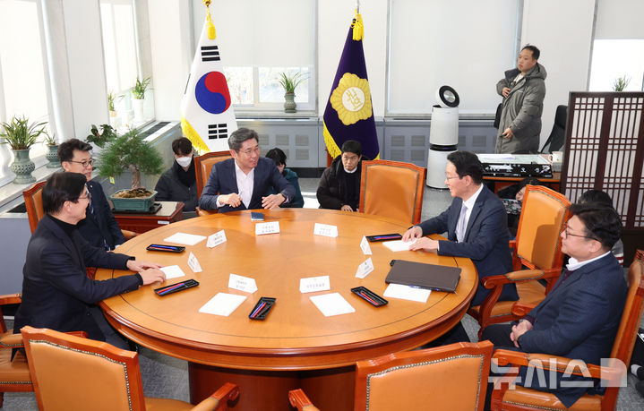▲ 지난달 9일 오전 서울 여의도 국회에서 열린 국회 정부 국정협의체 실무협의에서 조오섭 국회의장 비서실장을 비롯한 참석자들이 대화를 나누고 있다. ⓒ뉴시스