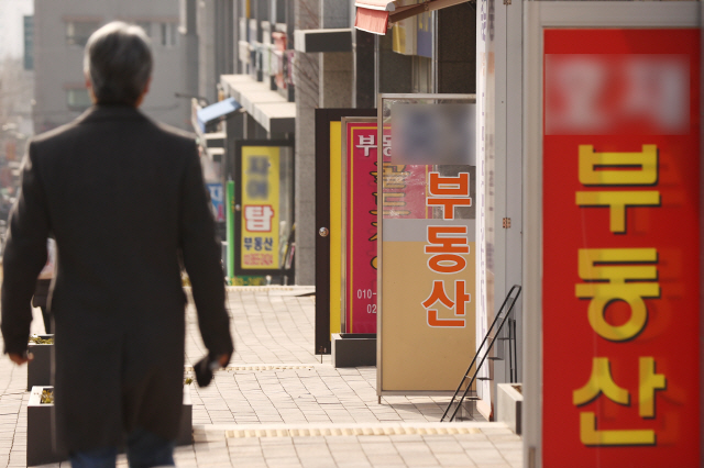 ▲ 공인중개 사무소들이 몰려 있는 상가거리ⓒ연합뉴스