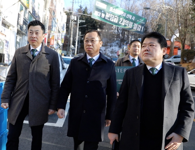 ▲ 정희민 포스코이앤씨 대표(중앙)가 4일 경기도 성남시 은행주공 아파트 재건축 현장을 둘러보고 있다ⓒ포스코이앤씨