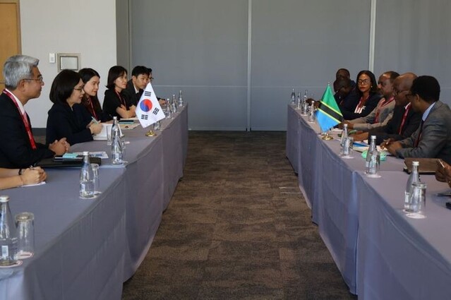 ▲ 강인선 외교부 2차관이 스티븐 킬루스와 탄자니아 광물부 부장관과 회담 중인 모습. ⓒ뉴시스