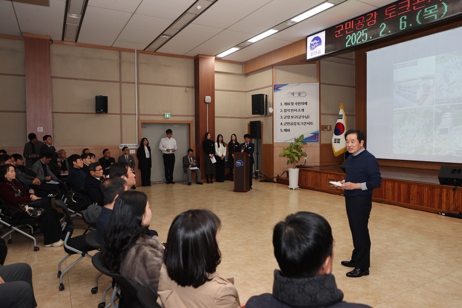 ▲ 진천군 송기섭군수가 ‘진천군수와 함께하는 군민 공감 토크콘서트 시즌 2’를 진행하고 있다.ⓒ진천군