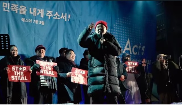 ▲ 박성만 경북도의회 의장이 지난 5일 오후 서울 용산구 한남동 대통령 관저 앞에서 열린 보수단체의 ‘윤 대통령 탄핵 반대’ 집회에 참석해 연설하고 있다.ⓒTV산머루 유튜브 채널
