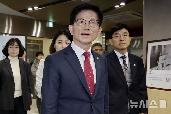 ▲ 김문수 고용노동부 장관이 6일 서울 중구 서울중장년내일센터를 방문해 간담회 전 시설을 둘러보고 있다. ⓒ뉴시스