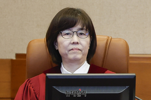 ▲ 이미선 헌법재판관이 지난달 16일 서울 종로구 헌법재판소 대심판정에서 열린 윤석열 대통령 탄핵심판 2회 변론기일에 참석해 있다. ⓒ정상윤 기자
