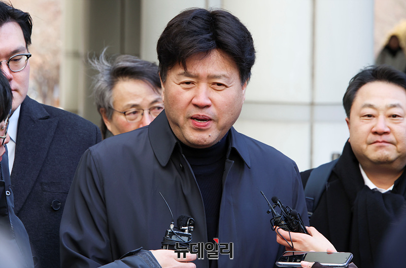 ▲ 대장동 민간업자로부터 뇌물을 받은 혐의로 1심에서 실형이 선고된 김용 전 민주연구원 부원장이 6일 오후 서울 서초구 서울고등법원에서 열린 2심 선고공판에 출석하며 취재진의 질문에 답하고 있다.
 ⓒ서성진 기자