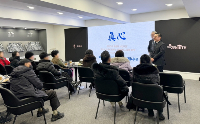 ▲ 이정환 두산건설 대표(사진 맨 오른쪽)가 조합원들에게 인사말을 하고 있다. ⓒ두산건설