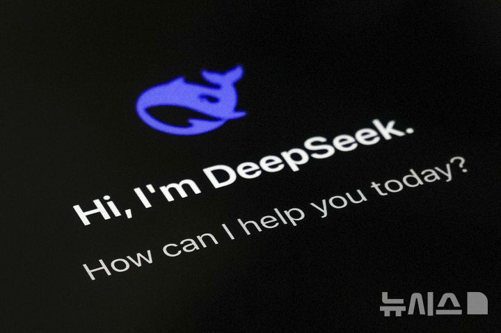 ▲ 한 사용자 휴대전화 화면에 딥시크(DeepSeek) 애플리케이션이 구동하고 있는 모습. ⓒAP/뉴시스