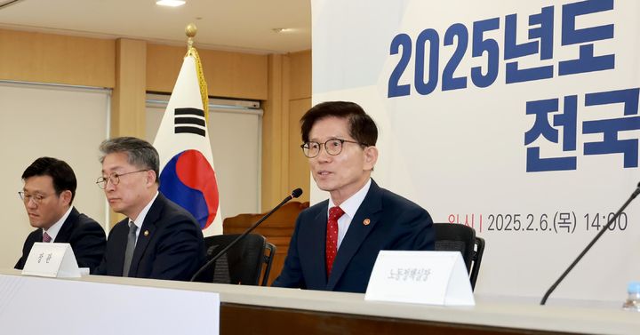 ▲ 김문수 고용노동부 장관이 6일 서울 중구 서울지방고용노동청에서 열린 전국 기관장 회의에 참석해 발언하고 있다. ⓒ고용노동부