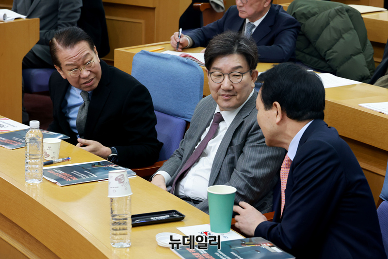 ▲ 토론회에서 수근대는 권영세 권성동 성일종. ⓒ 이종현 기자