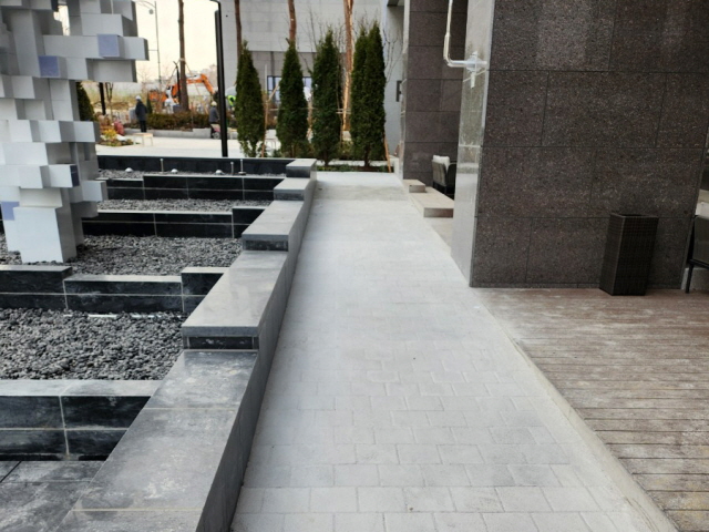 ▲ 이산화탄소 반응경화 시멘트로 제조된 보도블럭. ⓒ롯데건설